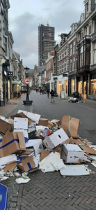 903951 Afbeelding van een berg vuilnis op de Steenweg te Utrecht, als gevolg van een staking van het personeel van de ...